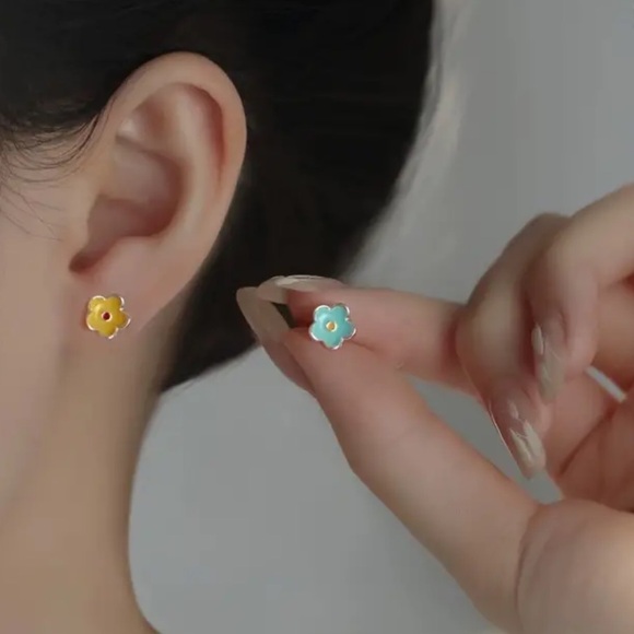 2/$30 Genuine 925 Sterling Silver Tiny Flower Stud Earrings Blue & Yellow - Picture 7 of 7